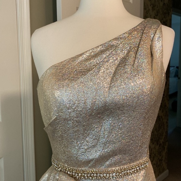 NWT Mac Duggal One Shoulder Metallic Ruffled Gown Size 2 in Oyster - Picture 4 of 12